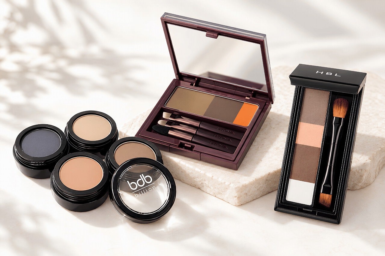 自然な眉メイクの女性とブラウン系アイブロウパウダーのイメージ