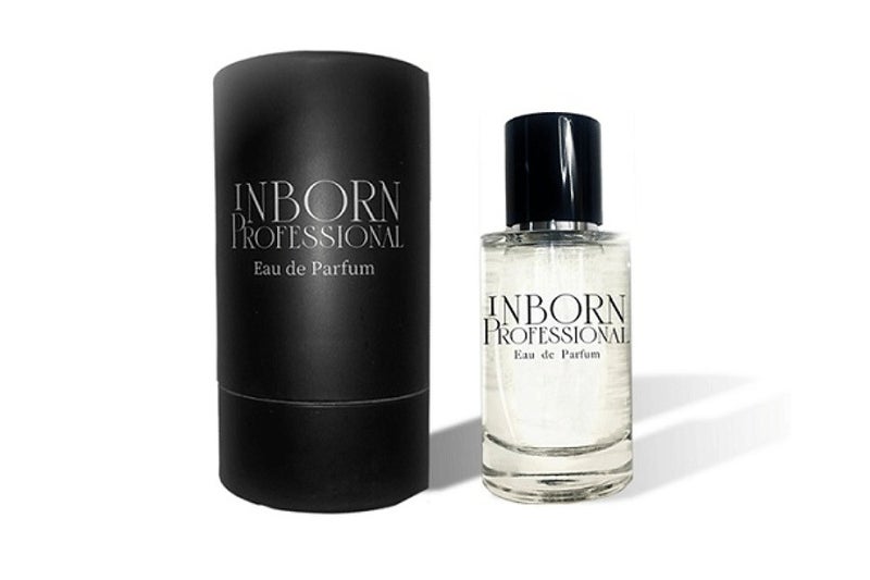 inborn プロフェッショナルオードポアルファム 50mlの透明ボトルと黒い円筒パッケージ