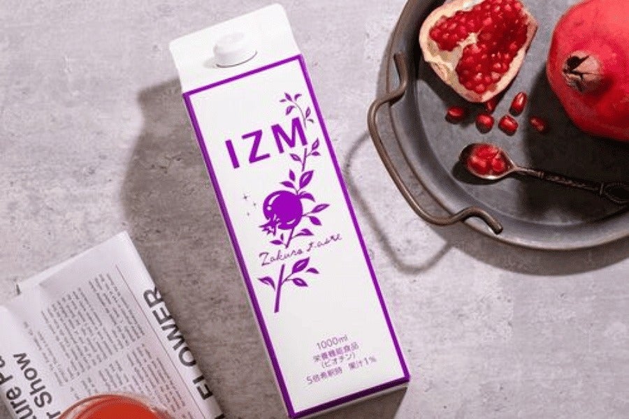 IZM ザクロテイスト 1000mLのパッケージとザクロのイメージ写真