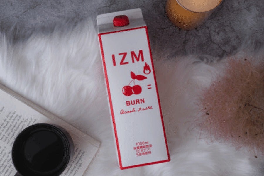 IZM バーン アセロラ テイスト 1000mLのパックとグラスを配置したイメージ