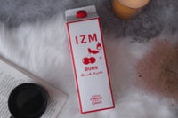 IZM バーン アセロラ テイスト 1000mLのパックとグラスを配置したイメージ