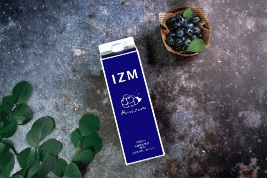 IZM ベリーベリー テイスト1000mLの商品パッケージとブルーベリーのイメージ