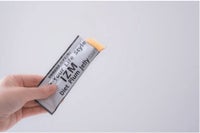 個包装を開封したIZM ダイエット プラム ゼリーを手に持った様子