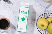 りんごとカップを添えたIZM APPLE TASTE（アップル テイスト）1000mLのイメージ