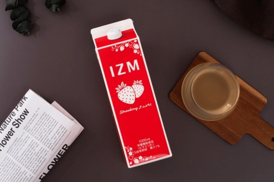 IZM ストロベリーテイストのパッケージとグラスを並べたイメージ