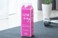 IZM ウォータープロテイン パインソイテイスト 1000mlのピンク色パックのイメージ写真