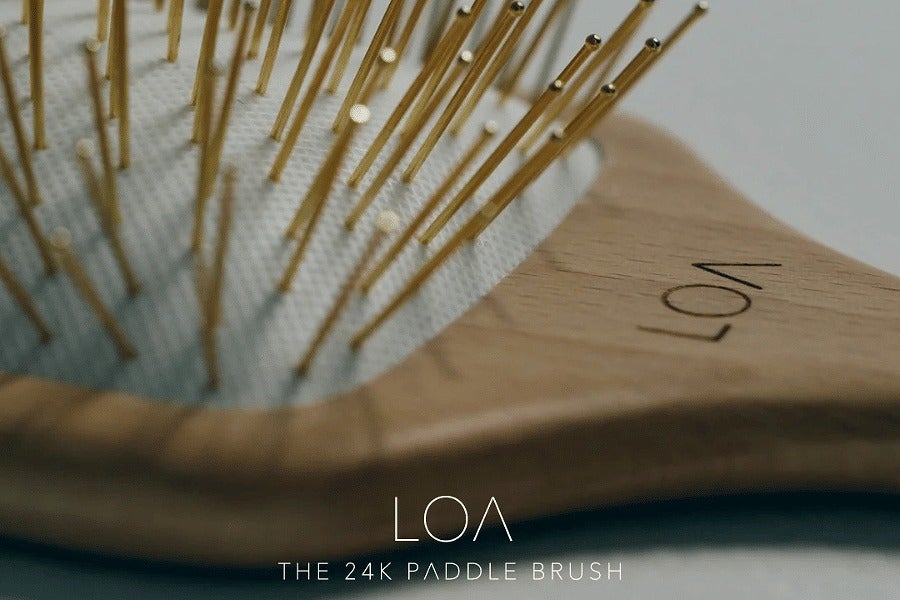 LOA THE 24K PADDLE BRUSHの丸みのあるゴールドピンと木製ボディの拡大