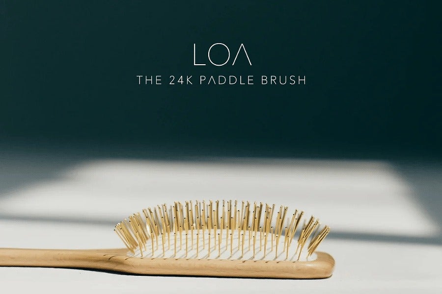 LOA THE 24K PADDLE BRUSHのピンとクッション面を横から見た様子